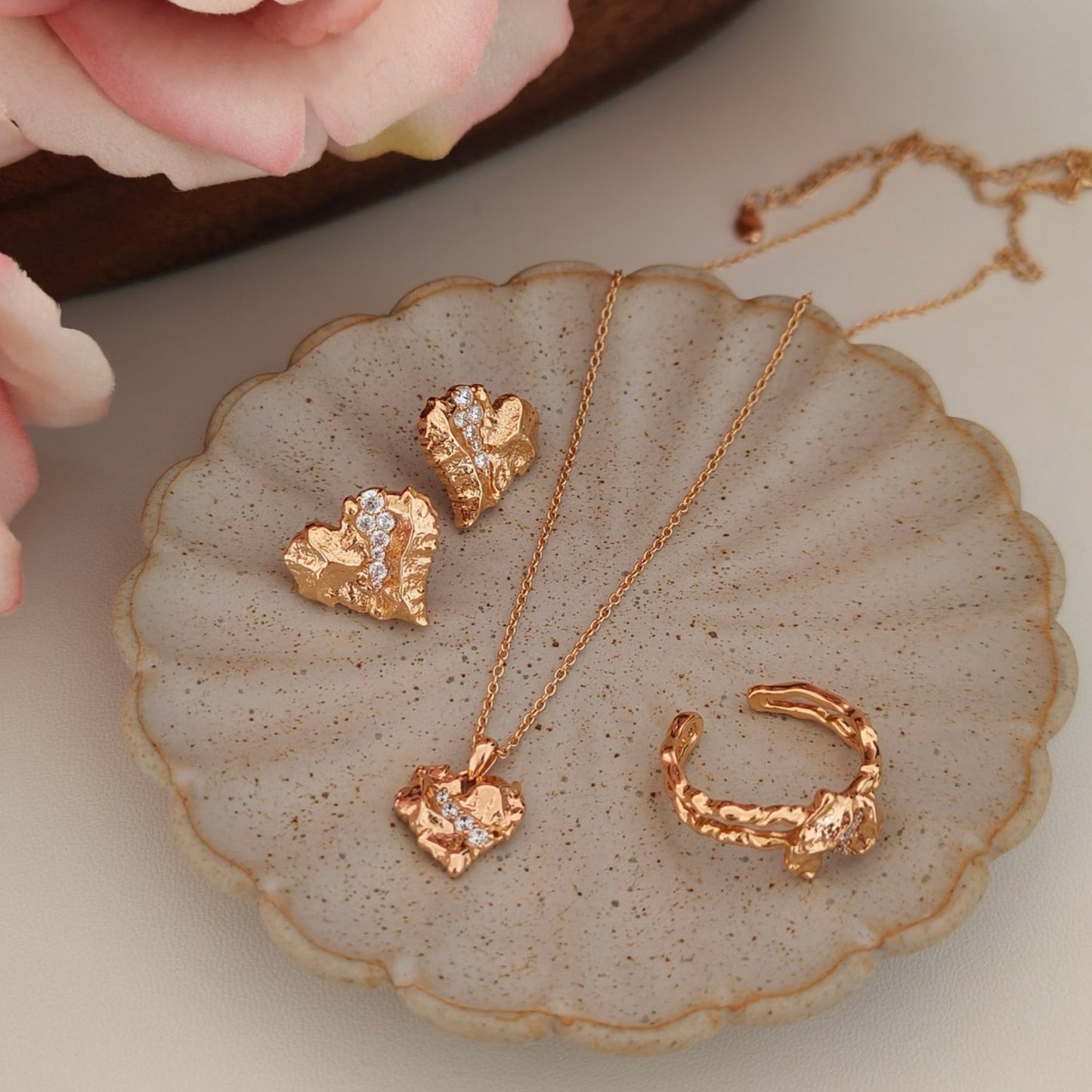 OE1619 Heart-Shaped Rocks Earrings
