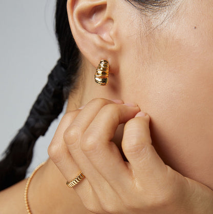 OE1620 Croissant Earrings