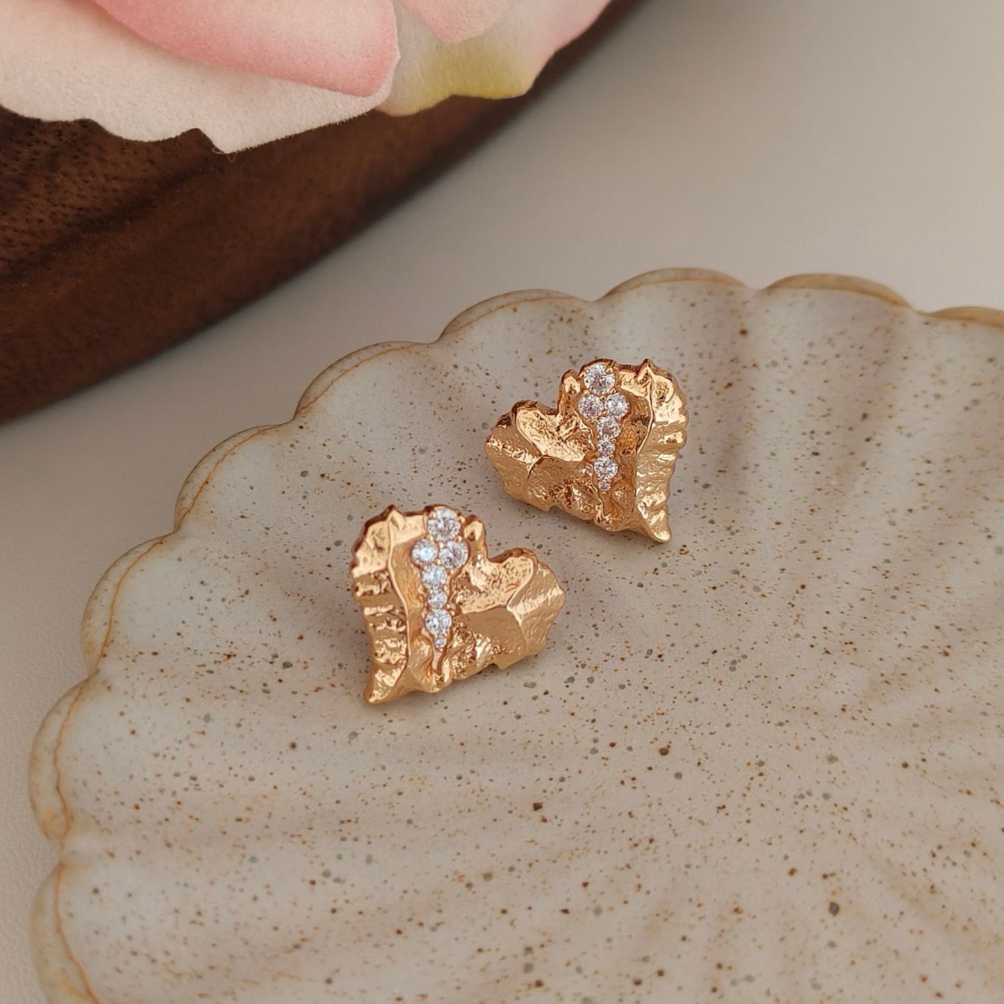 OE1619 Heart-Shaped Rocks Earrings