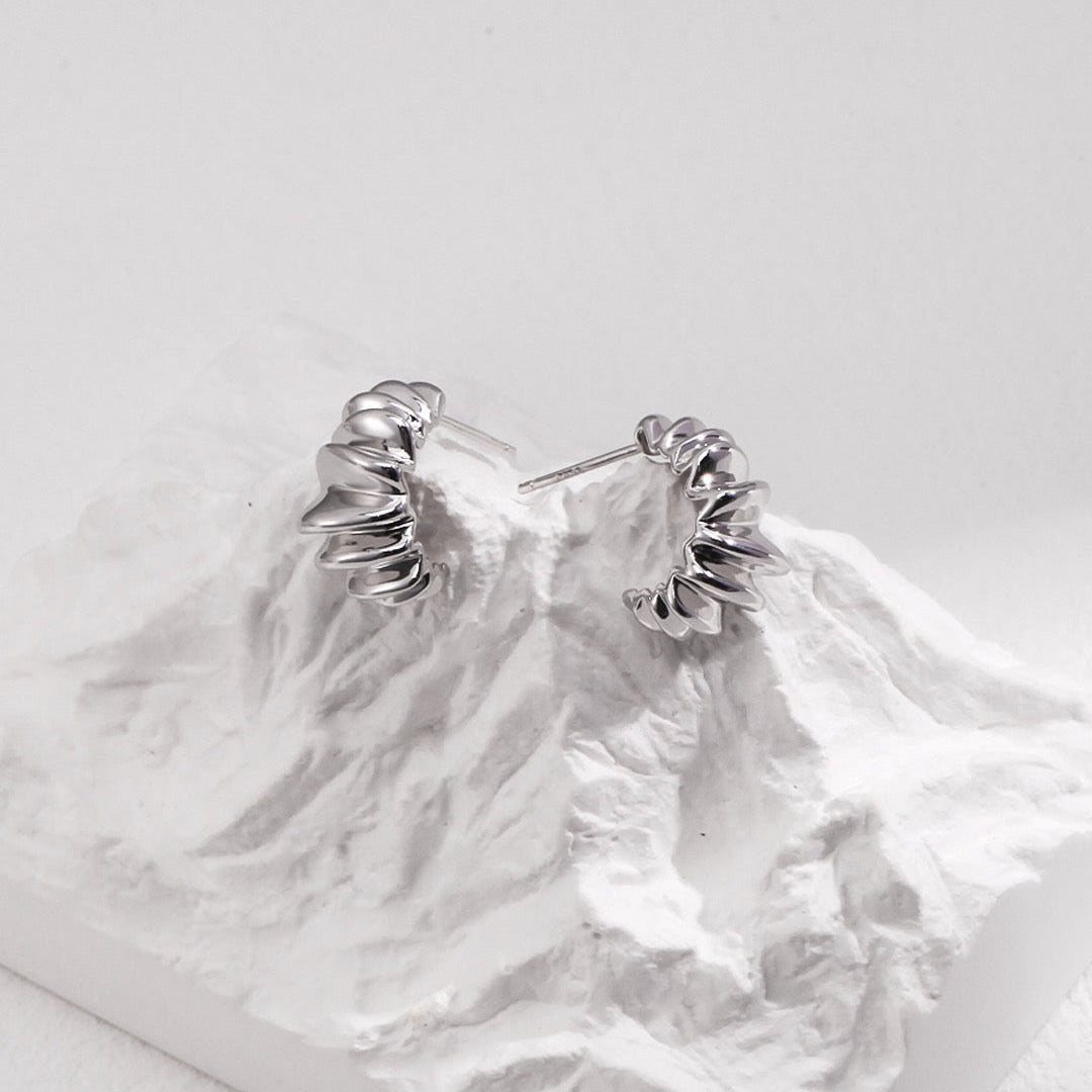 OE1620 Croissant Earrings