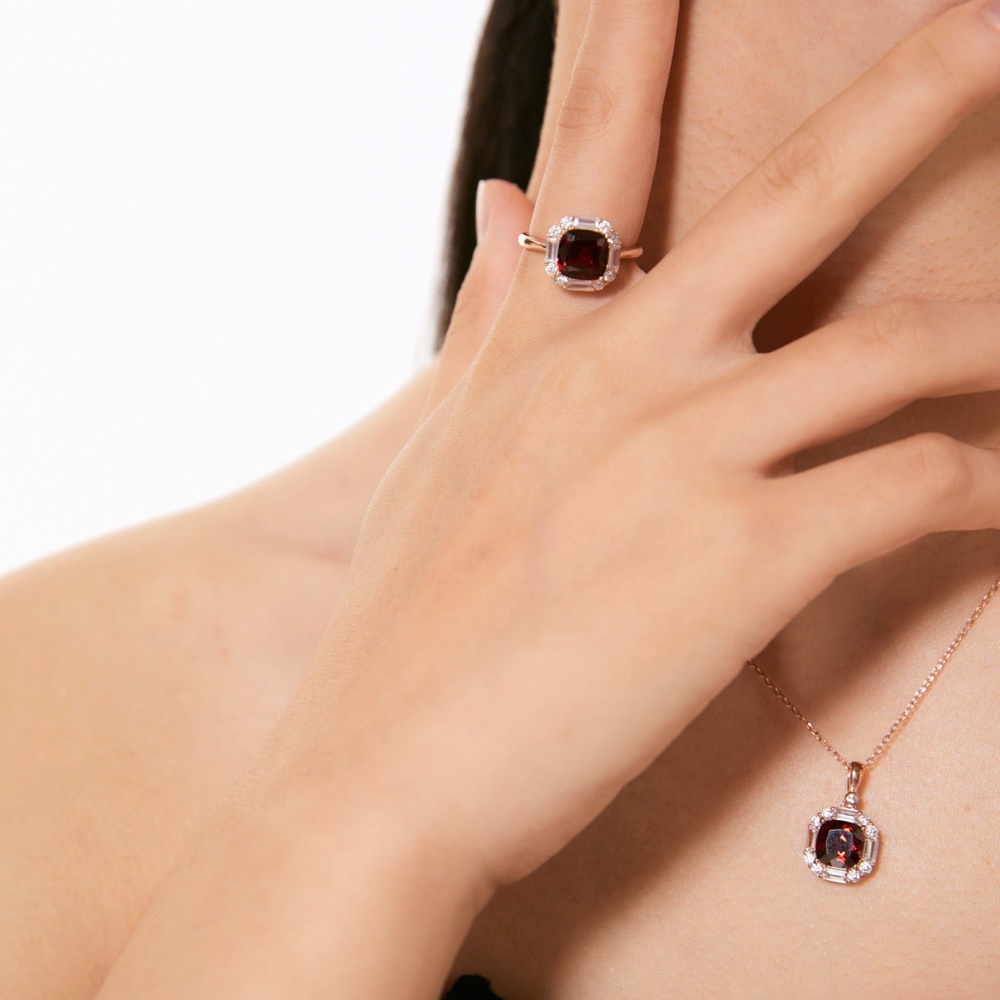 ON1508 Three-carat Natural Garnet Necklace